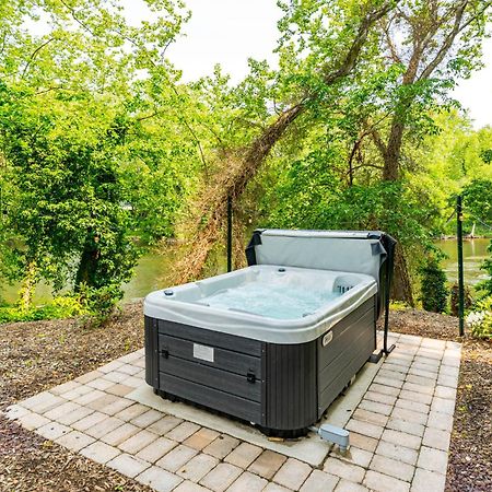 Riverside Tiny Cabin W Hot Tub, Fire Pit, & Kayaks Rileyville ภายนอก รูปภาพ