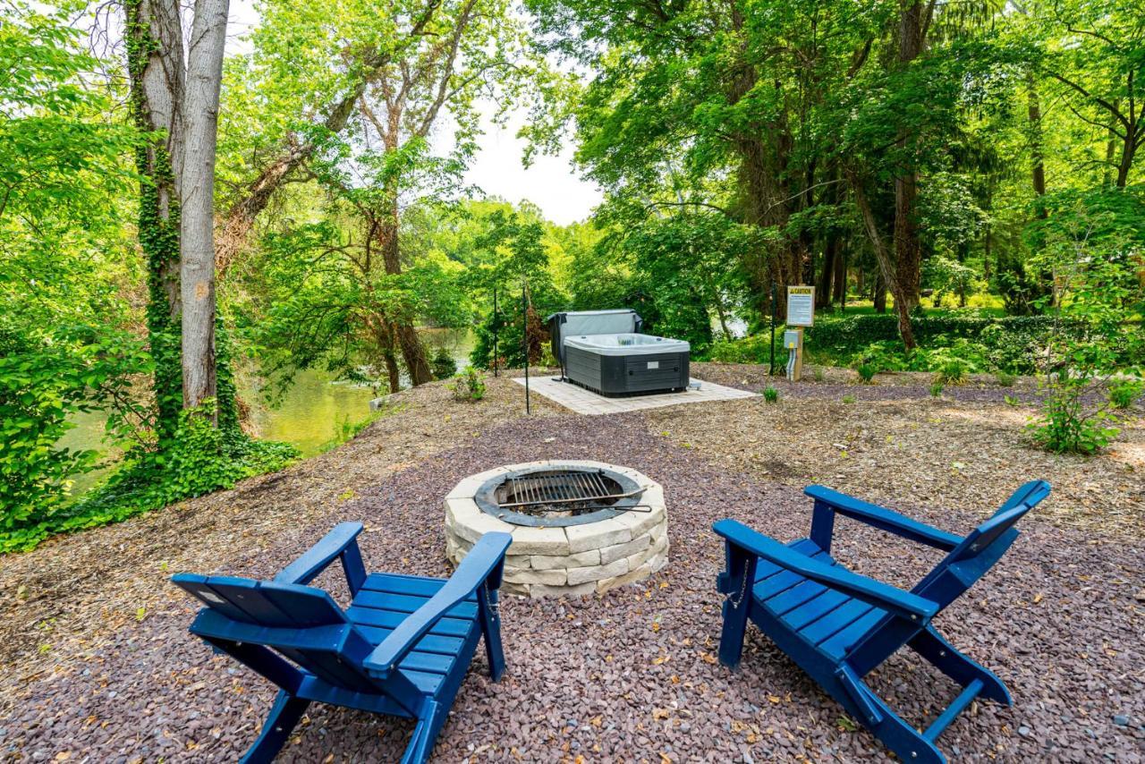Riverside Tiny Cabin W Hot Tub, Fire Pit, & Kayaks Rileyville ภายนอก รูปภาพ