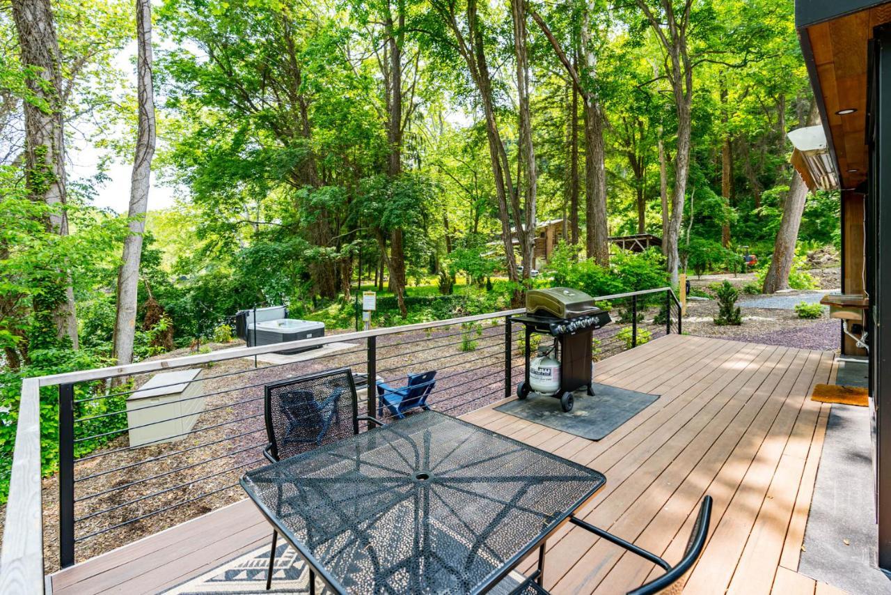 Riverside Tiny Cabin W Hot Tub, Fire Pit, & Kayaks Rileyville ภายนอก รูปภาพ