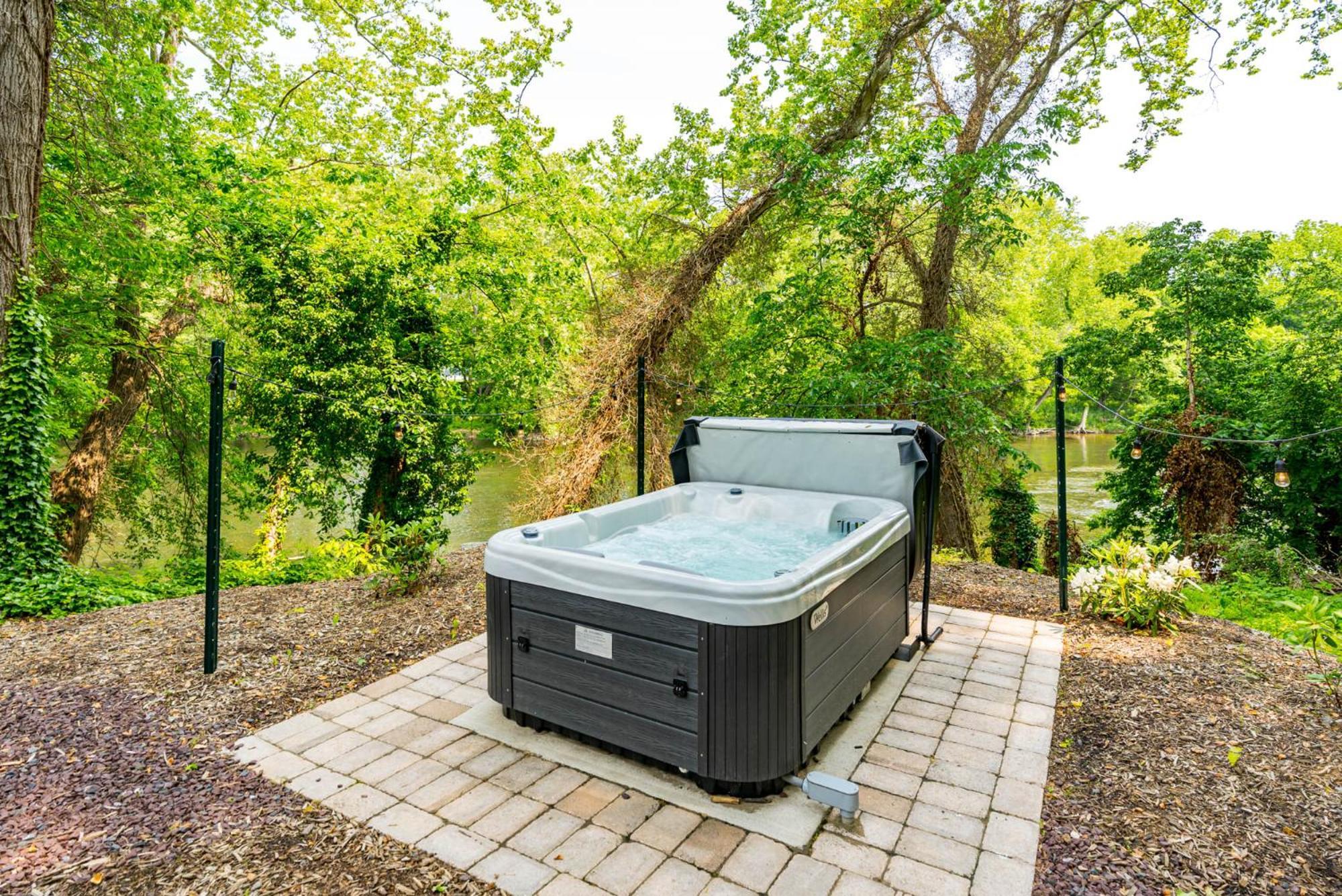 Riverside Tiny Cabin W Hot Tub, Fire Pit, & Kayaks Rileyville ภายนอก รูปภาพ